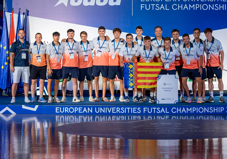 Equipo de futbol sala masculino con el trofeo