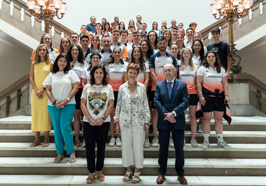 Baix d'esquerra a dreta, Ana Gómez, Maria Vicenta Mestre i Juan Vicente Climent, darrere esportistes i personal del Servei d'Esports de la UV.