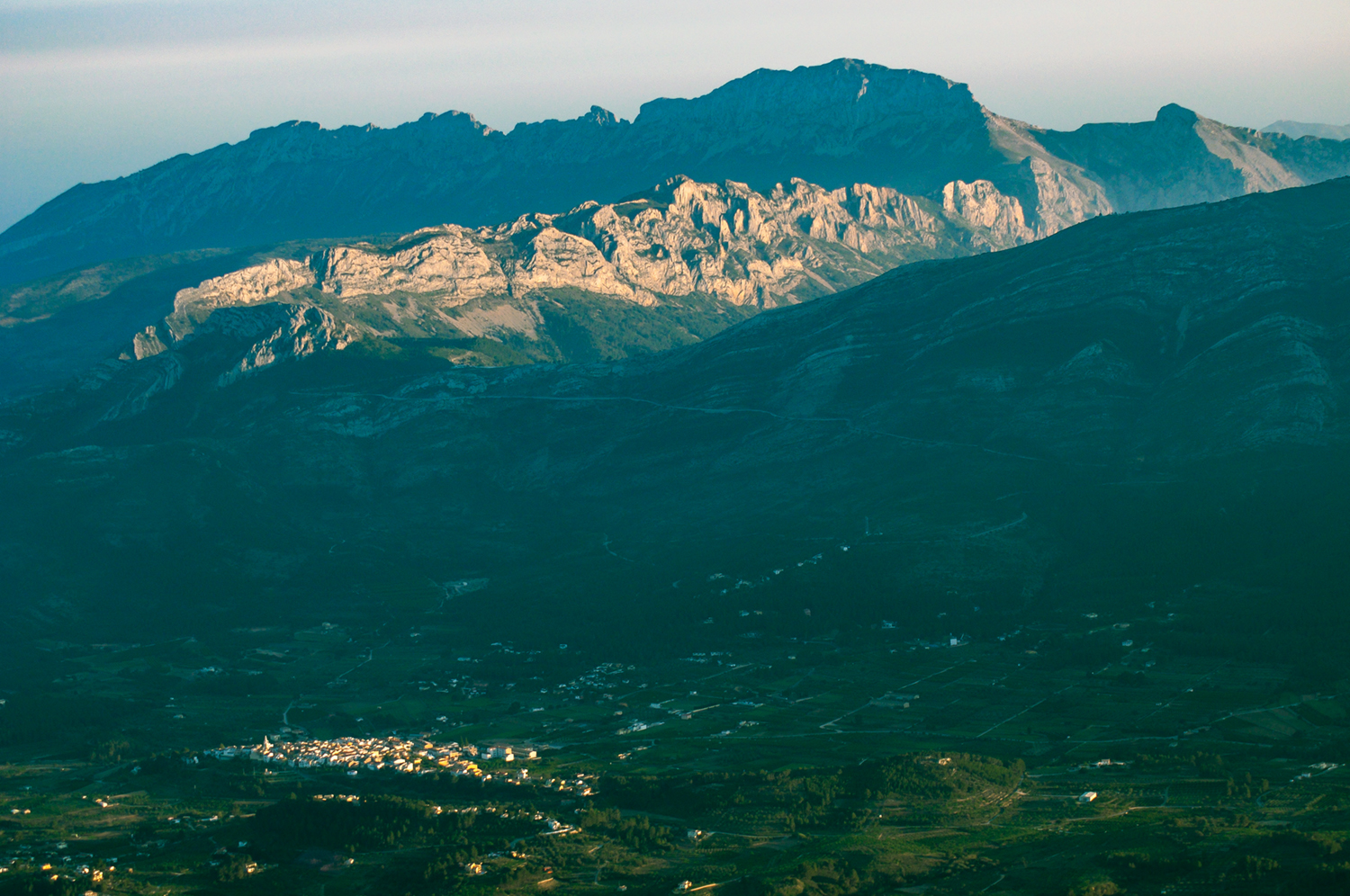 Paisatge d'interior. Predominen les muntanyes i xicotets nuclis urbans de caràcer rural