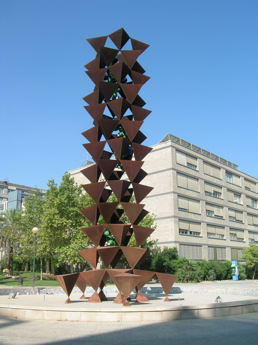 Escultura de ferro representant l'ADN