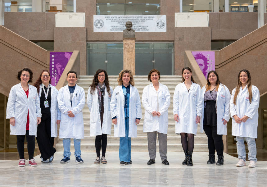 Els membres del Grup d’Investigació en Deterioració Neurològica, amb Carmina Montoliu al centre, posen a la Facultat de Medicina i Odontologia de la UV.