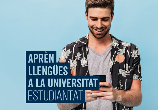 Imatge d'un estudiant usant un telèfon mòbil.