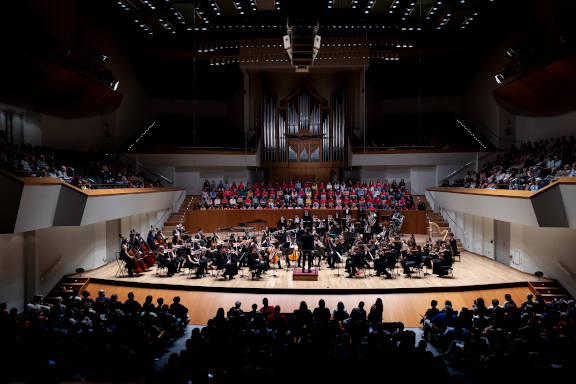 La Orquestra Filharmònica UV y los coros infantiles, en el Concierto solidario de Navidad en el Palau de la Música de València. - imatge 0