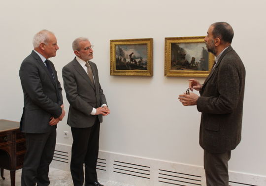 De izquierda a derecha: Albert Girona, Esteban Morcillo y José Ignacio Casar observan los dos cuadros de Goya.