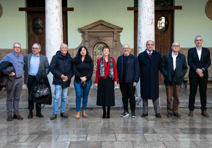 Foto de familia de la rectora Maria Vicenta Mestre con los titulares de las donaciones y miembros del Arxiu.