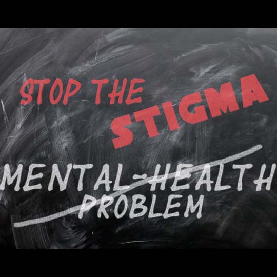 Una pizarra con el mensaje stop the stigma sobre la salud mental
