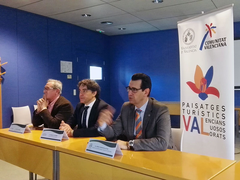 D’esquerra a dreta: Josep Gisbert, director d’Estratègia Territorial Turística de l’Agència Valenciana de Turisme; Francesc Colomer, secretari autonòmic de turisme; i Jorge Hermosilla, vicerector de Participació i Projecció Territorial.