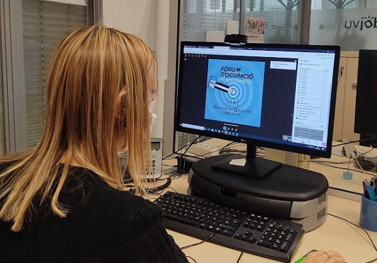 Una técnica ante el ordenador, en un momento del Foro virtual de Geografia i Història.