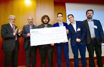El rector, amb els premiats.