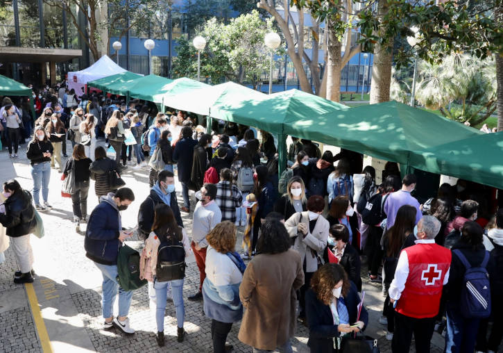 Un momento de la visita a los estands del Fòrum de Filosofia i Ciències de l'Educació. Fotos: UVocupació