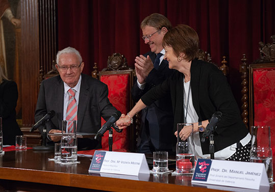 La rectora de la Universitat, María Vicenta Mestre, i el presidente de la Generalitat, Ximo Puig, en la entrega al profesor Tomás Vives del Premio Ihering, el 1 de octubre de 2019.