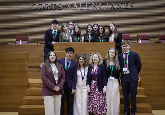 L'equip de la Universitat amb les professores Ana Marrades i Vicenta Tasa