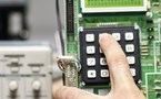 Persona amb un equipament del servei de infomàtica