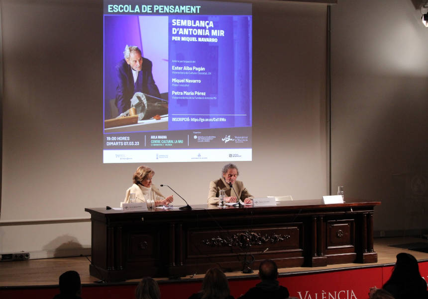 Un momento de la participación de Miquel Navarro en la Escola de Pensament en La Nau.