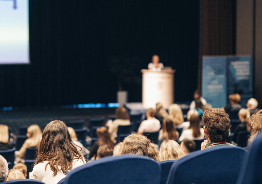 Imatge del esdeveniment:Públic a la conferència inaugural de la Universitat d'Estiu