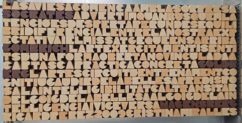 Mural amb text fet amb ceràmica