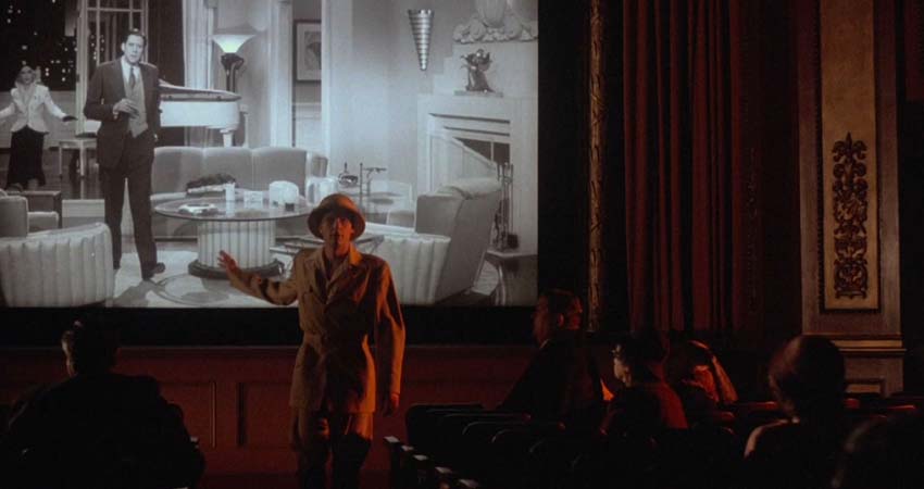 Un hombre delante de una pantalla de cine