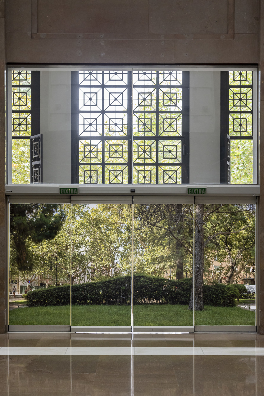 Vinil de jardí en porta acristalada