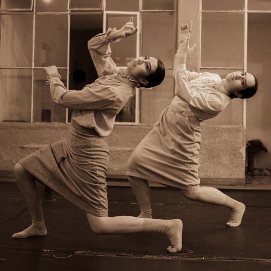 Dos mujeres danzando