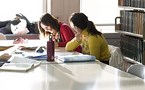 Alumnos estudiando