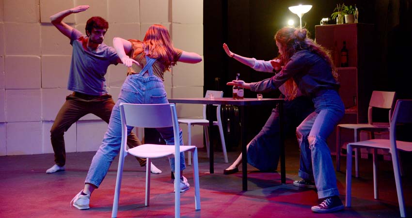 Actors representant en l'escenari