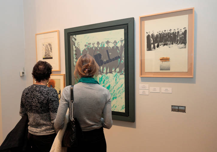 Dues dones contemplen obres de l'exposició.