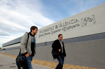 Dos estudiants, a l'Escola Tècnica Superior d'Enginyeria (ETSE) de la Universitat de València.