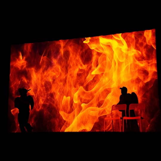 Dos personas mirando un fuego