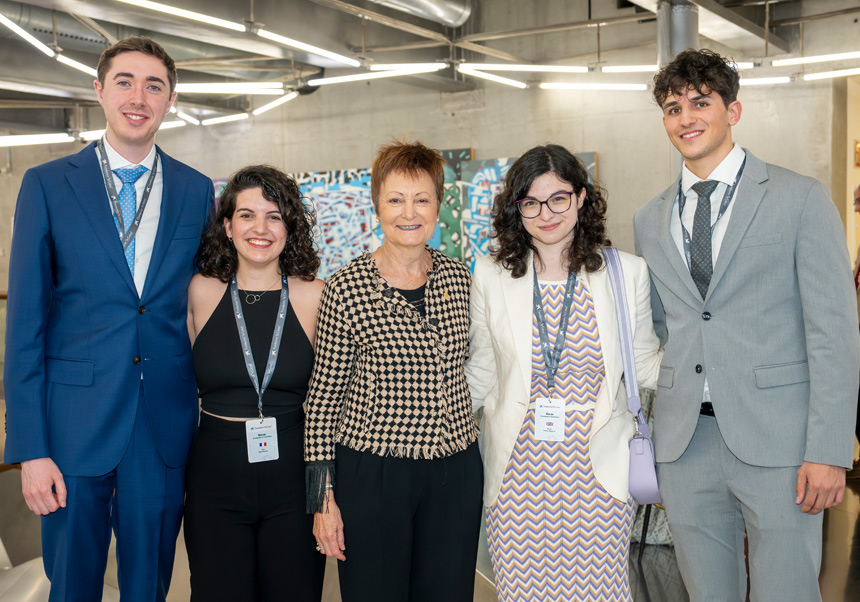 La Rectora Maria Vicenta posa amb els graduats de la UV becats per la Fundació