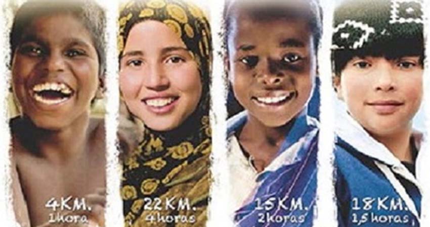 Detalle del cartel. Fotografía de cuatro niños