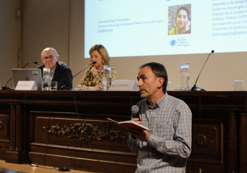 Carles Sanchis, en primer terme. Taula sobre agricultura i canvi climàtic celebrada a La Nau.