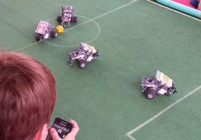 Taller infantil de l’ETSE-UV on es pot jugar un partit de futbol amb 4 robots NXT controlats via Bluetooth.