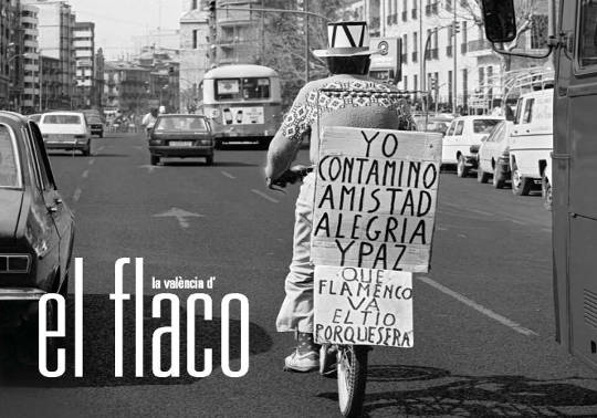 Una imatge de l'exposició d'El Flaco il·lustra la targeta d'invitació.