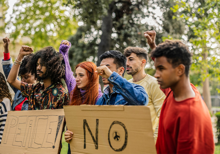 Jóvenes manifestantes con carteles que abogan por la paz y la igualdad racial.