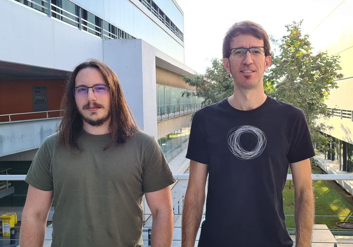 Daniel García (izquierda) y Francisco Grimaldo, en la Escuela Técnica Superior de Ingeniería de la Universitat de València.