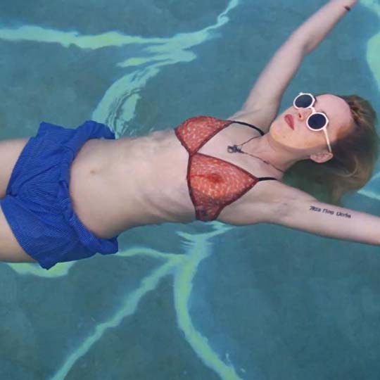 Una chica en una piscina
