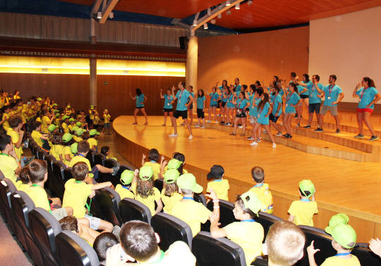 El equipo de monitoras y monitores dirigen una actividad con los pequeños durante la clausura.