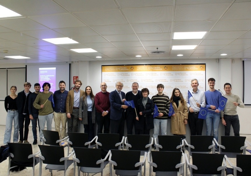 Francisco Aldeco, en el centre, acompanyat per alumnat i professorat de la Universitat de València. FOTOS: Fundació General UV.