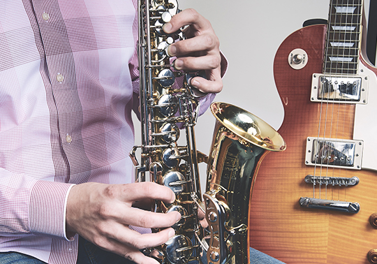Saxofón y bajo