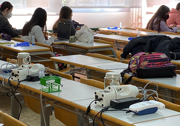 Aula de la Facultat de Química de la Universitat de València amb l’instrumental per a prendre mostres d’aire interior.