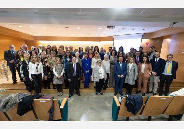 Foto de familia de los asistentes al homenaje en la Facultad de Relaciones Laborales. / Pepe Marín