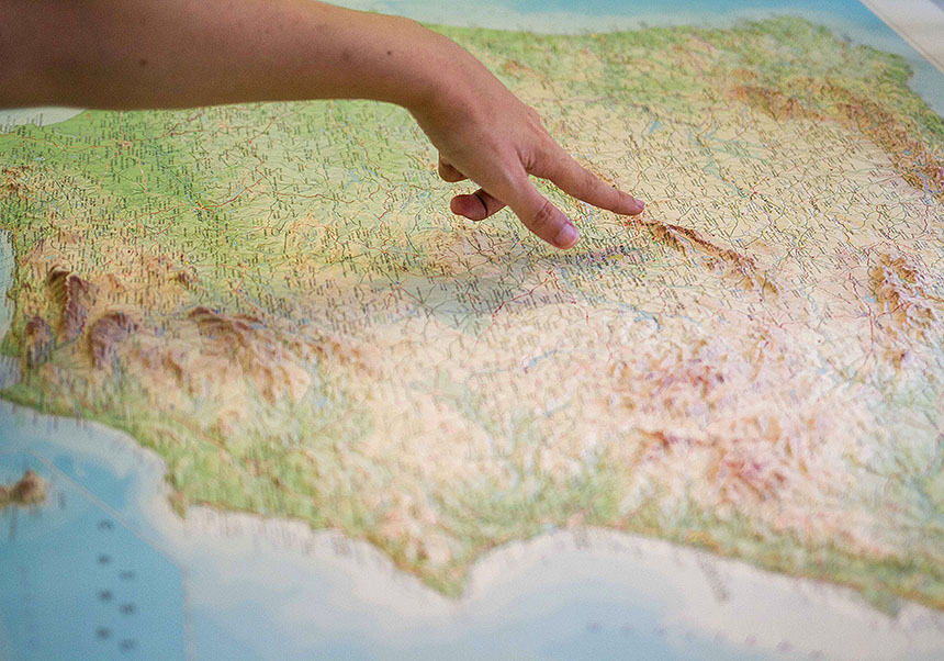 Infant assenyalant un punt en el mapa de la Península Ibèrica