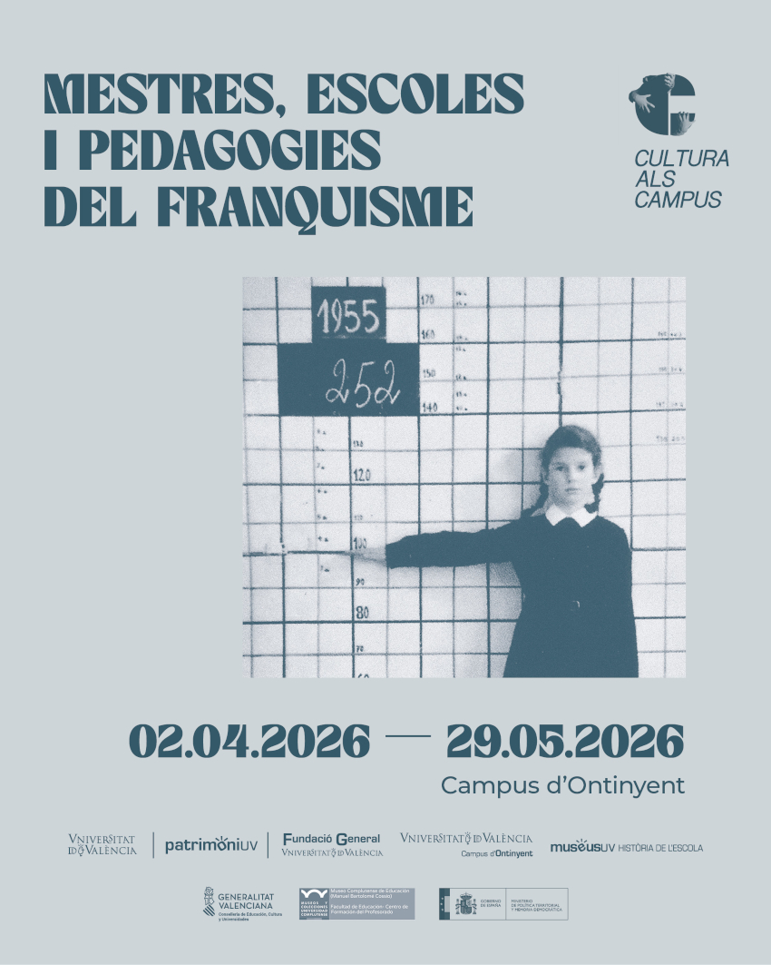 Imatge antiga d'una xiqueta amb uniforme davant d'una paret amb mesures