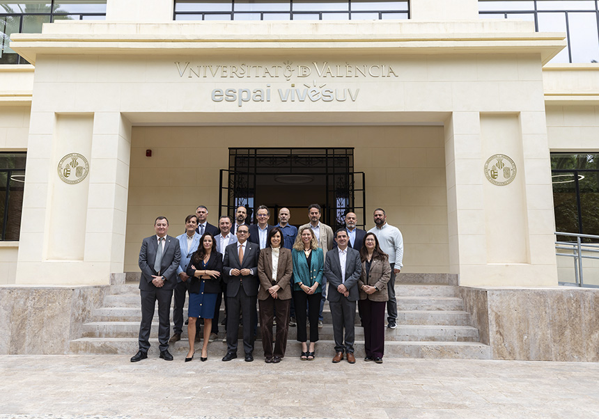 Participantes de la jornada sobre reconstrucción resiliente con la ministra y el rector en el Espai Vives.