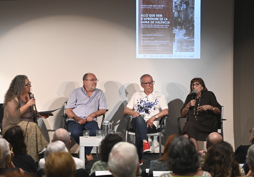 La periodista Reis Juan i els coautors de l'informe Josep Lluís Miralles, Francesc Martínez Sanchis i Francesca Segura. Fotografia de Prats i Camps.
