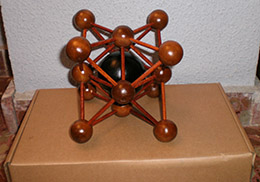 Estructura cúbica centrada en caras con átomo intersticial
