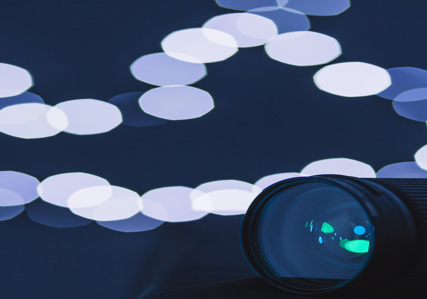 OBJETIVO CÁMARA Y FONDO CON LUCES BLANCAS