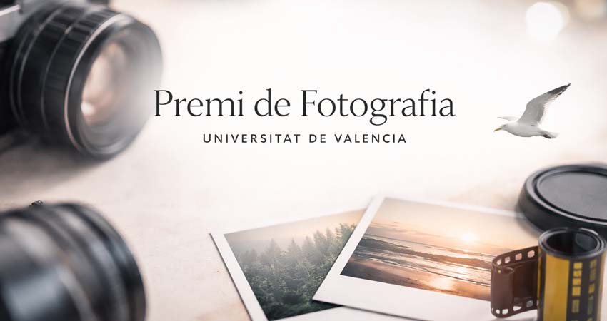 Una cámara y un carrete fotográfico