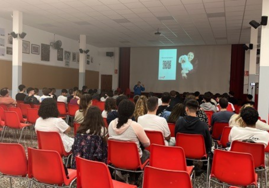 Moment during the session 'Emprender por la Economía Social' celebrated in Burjassot.