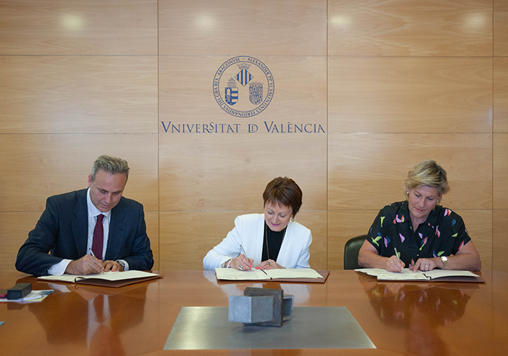 Acte de signatura de conveni. D'esquerra a dreta: Víctor Olmos, Mª Vicenta Mestre i Angela Droste